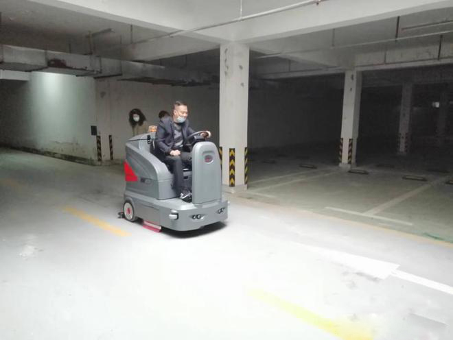 桃园小区物业保洁不用人力改用驾驶式洗地机了